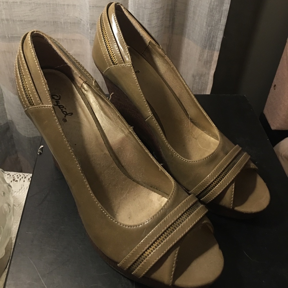 Qupids peep toe wedge